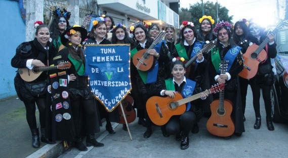 Bandas, grupos artísticos, asociaciones, comercios y servidores públicos participaron en el evento que duró cerca de tres horas de recorrido por calles de Xalapa. 