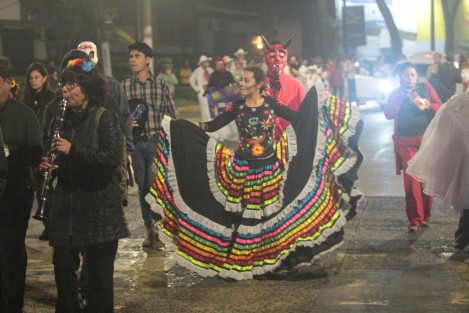 Bandas, grupos artísticos, asociaciones, comercios y servidores públicos participaron en el evento que duró cerca de tres horas de recorrido por calles de Xalapa. 