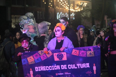 Bandas, grupos artísticos, asociaciones, comercios y servidores públicos participaron en el evento que duró cerca de tres horas de recorrido por calles de Xalapa. 