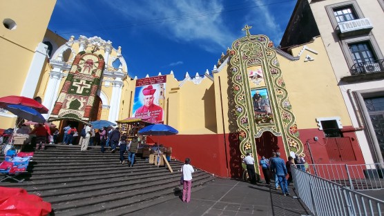 Como cada 24 de Octubre, peregrinos de Teocelo y Piedra Parada, Ver., llegaron por la madrugada con arcos florales hasta la Catedral de Xalapa, para conmemorar la festividad de San Rafael Guízar. 