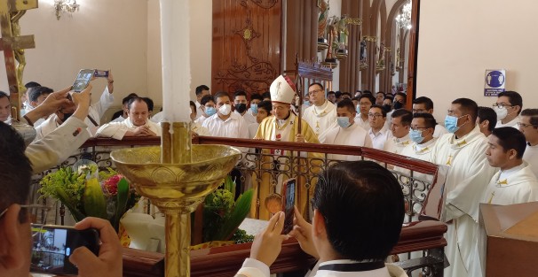 Luego de la eucaristía, el Arzobispo Jorge Carlos Patrón Wong, acompañado de seminaristas, visitaron y oraron ante la tumba de San Rafael Guízar y Valencia. 