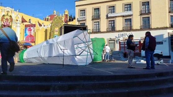La mañana de este lunes inició la colocación de la Catrina monumental, que desde hace algunos años se coloca en la Plaza Lerdo de Xalapa. 