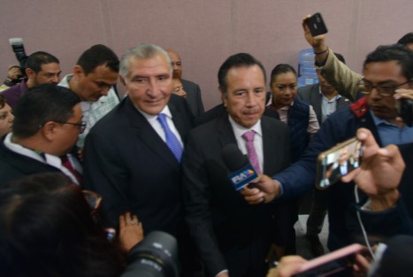En compañía del gobernador Cuitláhuac García, el secretario de Gobernación, Adán Augusto López, acudió al Congreso para promover la permanencia del Ejército en tareas de seguridad. 