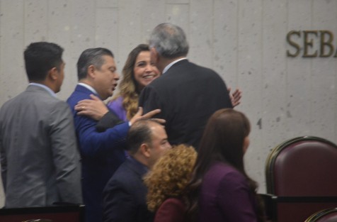 Antes de subir al presidio, fue a saludar a los legisladores a su lugar, incluso a los de oposición. En la imagen, con los priístas Marlon Ramírez y Anilú Ingram.