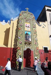 Fieles de la localidad de Piedra Parada, municipio de Cosautlán, Ver. como cada año elaboraron un arco floral en honor a San Rafael Guízar. En esta ocasión colocaron una explicación del significado de su ofrenda.
