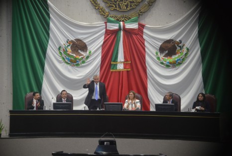 En compañía del gobernador Cuitláhuac García, el secretario de Gobernación, Adán Augusto López, acudió al Congreso para promover la permanencia del Ejército en tareas de seguridad. 