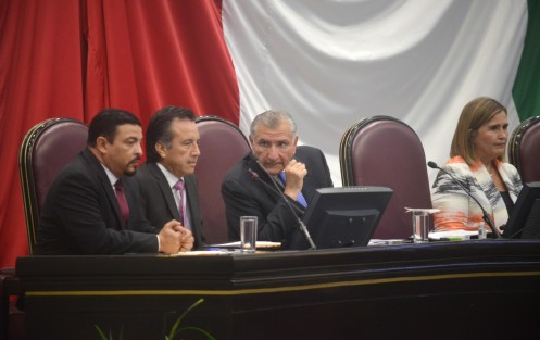  En compañía del gobernador Cuitláhuac García, el secretario de Gobernación, Adán Augusto López, acudió al Congreso para promover la permanencia del Ejército en tareas de seguridad. 