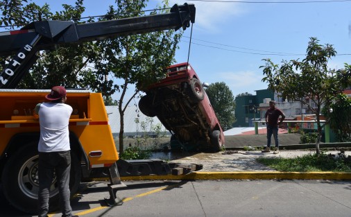 Camioneta cargada con abarrotes volcó en la Avenida del Café y terminó recargada en pared de salón de una escuela primaria en la colonia Arboledas del Sumidero. Sus ocupantes resultaron sólo con algunos golpes. 