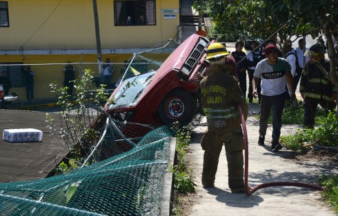 Camioneta cargada con abarrotes volcó en la Avenida del Café y terminó recargada en pared de salón de una escuela primaria en la colonia Arboledas del Sumidero. Sus ocupantes resultaron sólo con algunos golpes. 