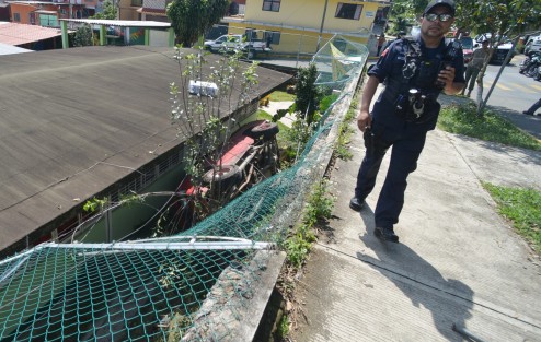 Camioneta cargada con abarrotes volcó en la Avenida del Café y terminó recargada en pared de salón de una escuela primaria en la colonia Arboledas del Sumidero. Sus ocupantes resultaron sólo con algunos golpes. 