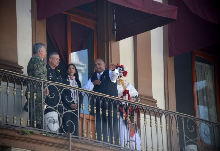 El día de hoy, el secretario de gobierno, Eric Patrocinio Cisneros  salió al balcón de palacio de gobierno a supervisar la instalación de la monumental catrina en plaza Lerdo.