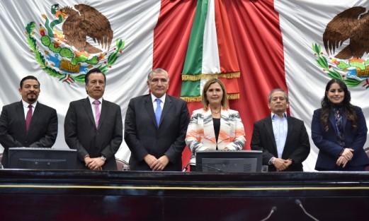 Al dar la bienvenida al titular de la Secretaría de Gobernación (Segob), Adán Augusto López Hernández, quien acudió al Congreso de Veracruz a dialogar con las y los diputados en relación con la reforma constitucional en materia de la Guardia Nacional (GN), la presidenta de la Mesa Directiva de la LXVI Legislatura, diputada Cecilia Guevara, subrayó que Veracruz trabaja para cumplir con la justicia y la paz social, y mantiene como prioridad máxima el bienestar de las y los ciudadanos.