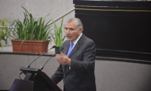 El Secretario de Gobernación reconoció el trabajo de Cuitláhuac García para reconstruir la paz de Veracruz, lo que ha contribuido en la confianza de inversionistas y la llegada de empresas internacionales como Nestlé y Constellation Brands.

