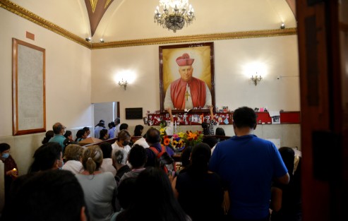 A lo largo de este lunes devotos de San Rafael Guízar y Valencia acuden a visitar su tumba y a las distintas celebraciones litúrgicas. 
