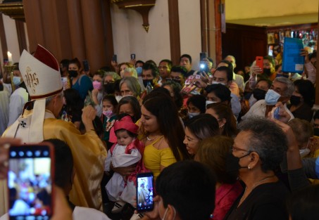 A lo largo de este lunes devotos de San Rafael Guízar y Valencia acuden a visitar su tumba y a las distintas celebraciones litúrgicas. 