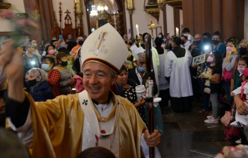 A lo largo de este lunes devotos de San Rafael Guízar y Valencia acuden a visitar su tumba y a las distintas celebraciones litúrgicas. 