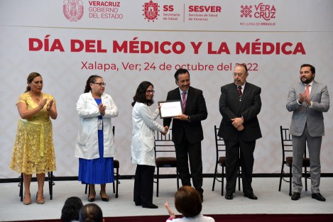 En marco del Día del Médico y la Médica, el gobernador Cuitláhuac García y el secretario de Salud, Gerardo Díaz, entregaron reconocimientos a personal del sector salud.