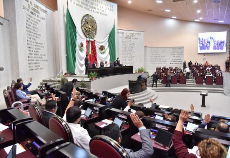 
A petición del gobernador del estado, ingeniero Cuitláhuac García Jiménez, el Pleno de la LXVI Legislatura aprobó la dispensa de ley que permite al ciudadano Cuauhtémoc Zúñiga Bonilla asumir la titularidad de la Secretaría de Seguridad Pública (SSP) del estado. 