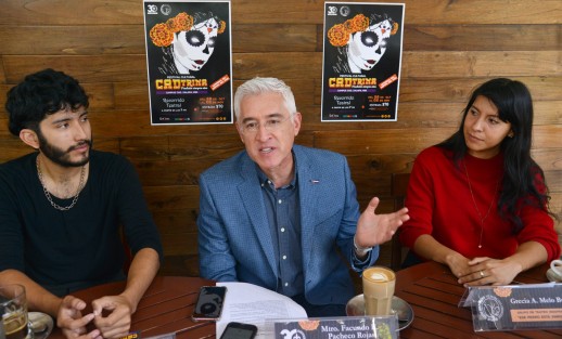 La Fundación UV presentó ante medios de comunicación la tercera edición del Festival Cultural CADtrina, Tradición siempre viva, que se organiza en coordinación con el grupo de teatro independiente Ese Perro está enroscado.