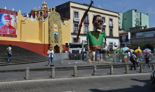 En plaza Lerdo de la ciudad de Xalapa continúan con el montaje de las catrinas gigantes y hoy llegaron los cráneos prehispánicos de Yanga y otros municipios con herencia afromestiza.