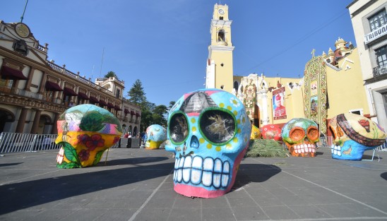 En plaza Lerdo de la ciudad de Xalapa continúan con el montaje de las catrinas gigantes y hoy llegaron los cráneos prehispánicos de Yanga y otros municipios con herencia afromestiza.