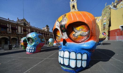 En plaza Lerdo de la ciudad de Xalapa continúan con el montaje de las catrinas gigantes y hoy llegaron los cráneos prehispánicos de Yanga y otros municipios con herencia afromestiza.