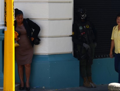 Un elemento de las fuerzas especiales también anda ad hoc con la temporada de día de muertos.  