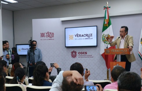 El gobernador Cuitláhuac García Jiménez confirmó que, tras estudios, especialistas determinaron que lo ocurrido en la Secundaria Técnica 67 de Álamo –donde casi 50 alumnos presentaron síntomas de aparente intoxicación– se habría tratado en realidad de un caso de psicosis colectiva.