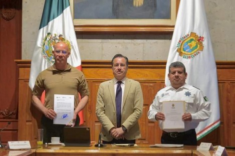 Este martes en la sesión de la COESCONPAZ además de dar seguimiento a la estrategia coordinada de seguridad y CERO IMPUNIDAD, el Gobernador entregó el nombramiento como Secretario de Seguridad Pública al Capt. Cuauhtémoc Zúñiga y fue nombrado también el Capt. Andrés Galeana como Director de Fuerza Civil; con el compromiso de continuar trabajando por la construcción de la paz en Veracruz.  
 