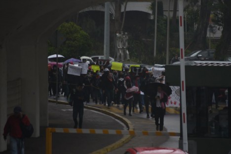 La mañana de  este miércoles, estudiantes de la Facultad de Psicología de la Universidad Veracruzana marcharon hasta Rectoría para exigir la renuncia de la directora Lizette Teresa Figueroa Vázquez, entre otras cosas por dejar pasar la violencia de género al llevar mal el procedimiento y el protocolo como marca el estatus del 2008.