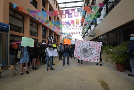 La mañana de  este miércoles, estudiantes de la Facultad de Psicología de la Universidad Veracruzana marcharon hasta Rectoría para exigir la renuncia de la directora Lizette Teresa Figueroa Vázquez, entre otras cosas por dejar pasar la violencia de género al llevar mal el procedimiento y el protocolo como marca el estatus del 2008.