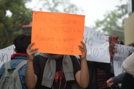 La mañana de  este miércoles, estudiantes de la Facultad de Psicología de la Universidad Veracruzana marcharon hasta Rectoría para exigir la renuncia de la directora Lizette Teresa Figueroa Vázquez, entre otras cosas por dejar pasar la violencia de género al llevar mal el procedimiento y el protocolo como marca el estatus del 2008.