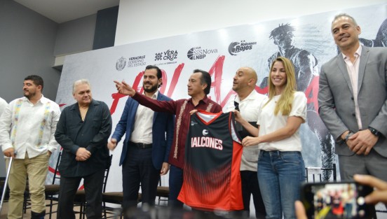En la ciudad de Veracruz se presentó el Club de Baloncesto Halcones Rojos de Veracruz; el gobernador ??Cuitláhuac García Jiménez encabezó el  evento. Estuvieron presentes la alcaldesa Patricia Lobeira, directivos de la ??LNBP??, el empresario ??Carlos Bremer?? y los secretarios de Finanzas y Educación, ??José Luis Lima Franco?? y ??Zenyazen Escobar García??, respectivamente. 