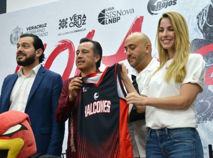 En la ciudad de Veracruz se presentó el Club de Baloncesto Halcones Rojos de Veracruz; el gobernador ??Cuitláhuac García Jiménez encabezó el  evento. Estuvieron presentes la alcaldesa Patricia Lobeira, directivos de la ??LNBP??, el empresario ??Carlos Bremer?? y los secretarios de Finanzas y Educación, ??José Luis Lima Franco?? y ??Zenyazen Escobar García??, respectivamente. 