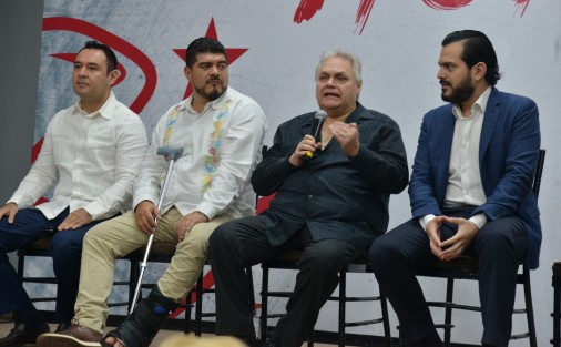 En la ciudad de Veracruz se presentó el Club de Baloncesto Halcones Rojos de Veracruz; el gobernador ??Cuitláhuac García Jiménez encabezó el  evento. Estuvieron presentes la alcaldesa Patricia Lobeira, directivos de la ??LNBP??, el empresario ??Carlos Bremer?? y los secretarios de Finanzas y Educación, ??José Luis Lima Franco?? y ??Zenyazen Escobar García??, respectivamente. 