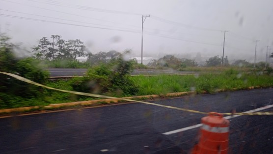 La mañana de este miércoles un motociclista que circulaba sobre el carril de alta, en la carretera federal México-Veracruz se impactó por alcance contra la parte trasera de un torton en las curvas frente a la academia de policía de El Lencero. Falleció en el lugar. 