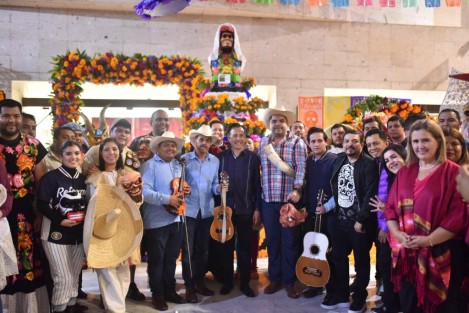 Con la asistencia del gobernador Cuitláhuac García Jiménez como invitado de honor, en la explanada del Palacio Legislativo de Veracruz, el Congreso del Estado presentó, la tarde-noche de este día, la muestra de altares, enmarcada por la conmemoración del Día de Muertos.