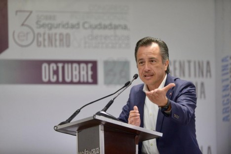  En el inicio del tercer Congreso Internacional sobre Seguridad Ciudadana, Género y Derechos Humanos, el gobernador Cuitláhuac García Jiménez expresó que los nuevos retos demandan modificar algunas concepciones, topándonos con las que aprendimos a vivir y no eran respetuosas de todos los derechos y lidiando, incluso, con leyes que no los reconocían.
