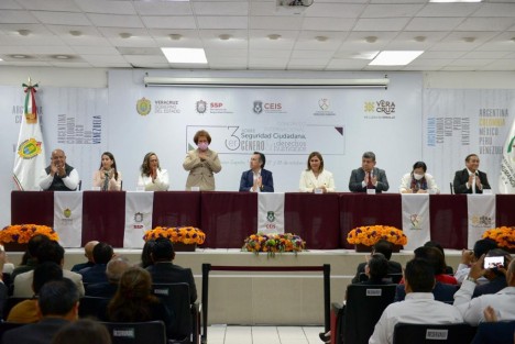 Estuvieron presentes las titulares de los Poderes Judicial y Legislativo, magistrada Isabel Inés Romero Cruz y diputada Cecilia Guevara Guembe; la fiscal general del Estado, Verónica Hernández Giadáns; y los secretarios de Gobierno y Seguridad Pública, Eric Cisneros Burgos y Cuauhtémoc Zúñiga Bonilla.