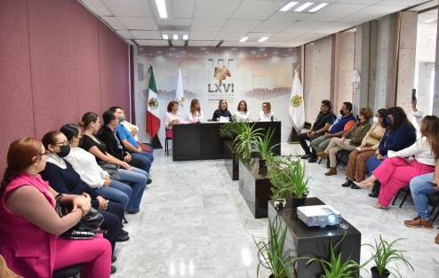 Por iniciativa y a invitación de la diputada Maribel Ramírez Topete, integrantes del Grupo Reto Veracruz ofrecieron una conferencia al personal del Congreso del Estado para promover acciones efectivas en torno al cáncer de mama.