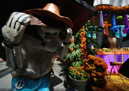 El alcalde de Xalapa, Ricardo Ahued, en compañía de regidores, funcionarios públicos del ayuntamiento, así como familiares de Juanote, inauguraron un altar en honor a este emblemático personaje xalapeño.