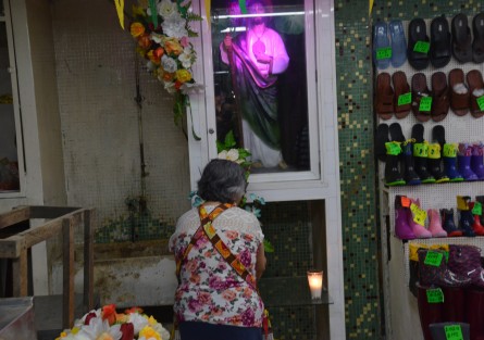 Como cada 28 de octubre, cientos de fieles religiosos acuden a los distintos templos y capillas para celebrar al patrono de las causas perdidas, San Judas Tadeo. A decir de Omar Santiago, locatario del Mercado Galeana, este día las ventas de veladoras, inciensos e imágenes de bulto aumenta.