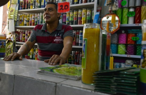 Como cada 28 de octubre, cientos de fieles religiosos acuden a los distintos templos y capillas para celebrar al patrono de las causas perdidas, San Judas Tadeo. A decir de Omar Santiago, locatario del Mercado Galeana, este día las ventas de veladoras, inciensos e imágenes de bulto aumenta.
