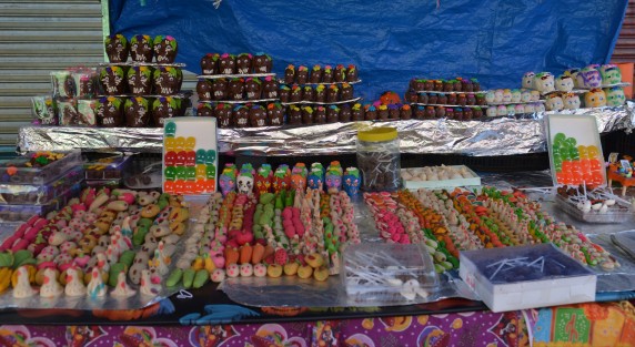 A diferencia de los últimos dos años, este se puede observar los mercados y comercios con más productos con motivo de días de muertos; incluso los comerciantes comentan que están vendiendo un poco más y tienen la esperanza que esta ocasión se recuperen económicamente.