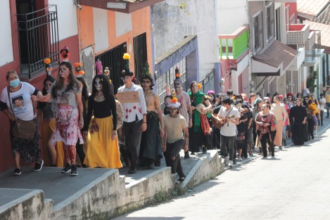 Estudiantes de la Unidad de Artes de la Universidad Veracruzana realizaron la intervención urbana Catrina Ambulante VIII, con el tema Vivo para encontrarte, por  calles del centro de Xalapa. 