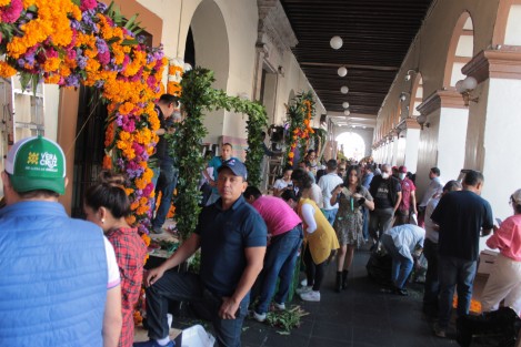Intensa actividad este viernes en los bajos del Palacio de Gobierno, donde las diversas dependencias de Gobierno se dieron a la tarea de montar sus altares, muestra que será inaugurada este sábado. 