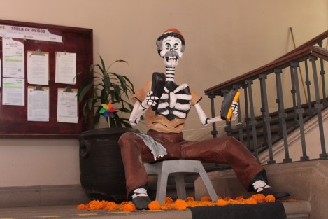 En una galería de catrinas se encuentran convertidos los pasillos del Palacio Municipal de Xalapa, donde uno se encuentra desde el lustrador de calzado, hasta Sergio Pitol. 