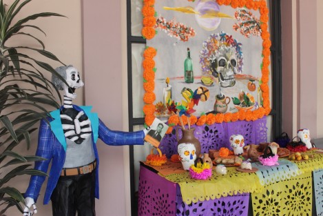 En una galería de catrinas se encuentran convertidos los pasillos del Palacio Municipal de Xalapa, donde uno se encuentra desde el lustrador de calzado, hasta Sergio Pitol. 