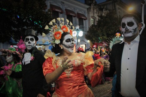 Después de la lluvia, llegaron las Catrinas. Se llevó a cabo el Desfile organizado por Gobierno del Estado, con amplia participación de contingentes y, pese a la llovizna de la tarde, espectadores.