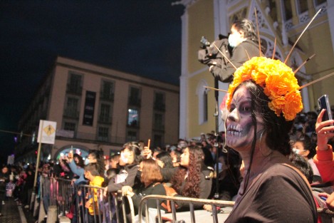 Después de la lluvia, llegaron las Catrinas. Se llevó a cabo el Desfile organizado por Gobierno del Estado, con amplia participación de contingentes y, pese a la llovizna de la tarde, espectadores. 